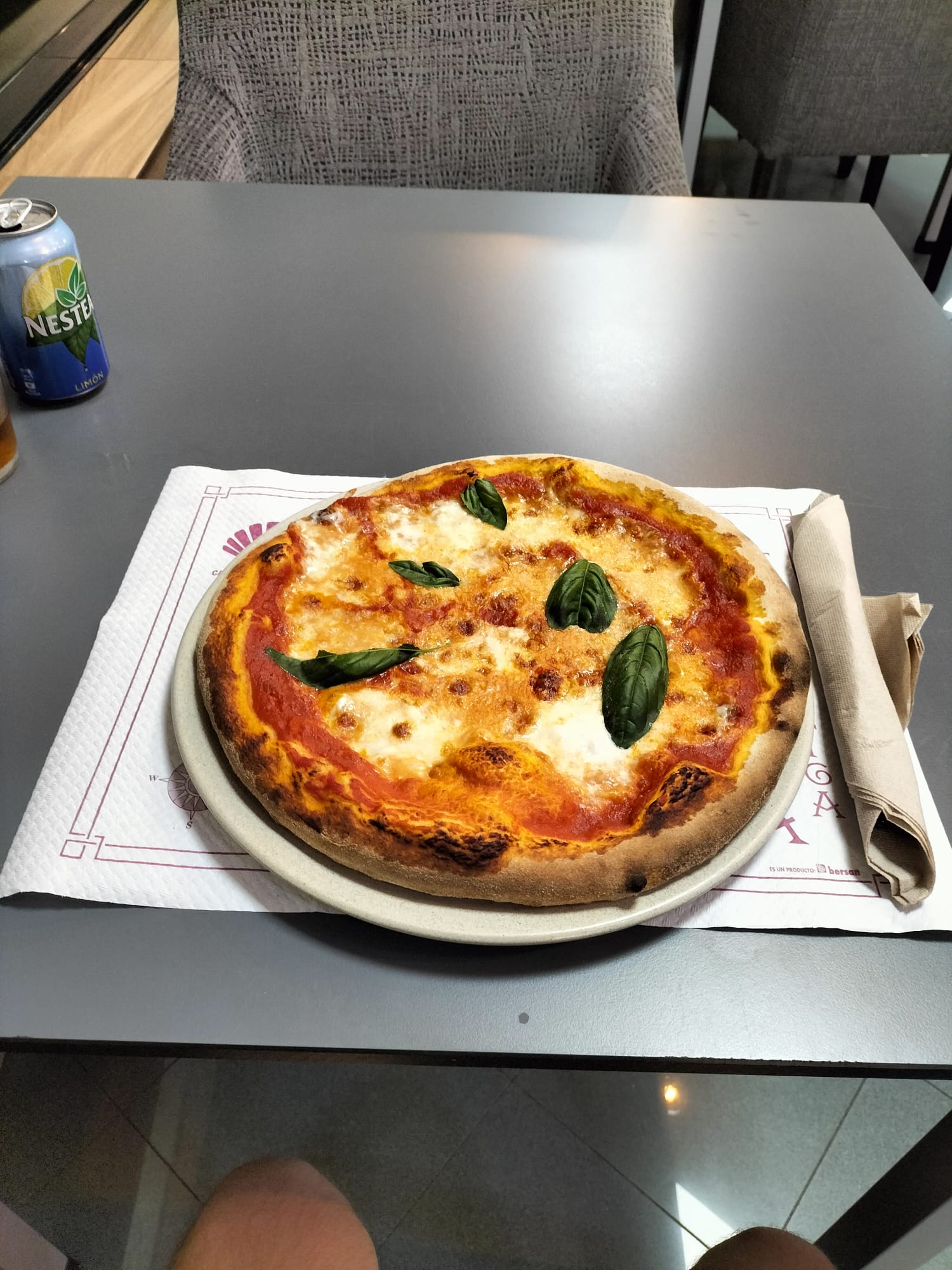 Pizza Margherita con albahaca fresca